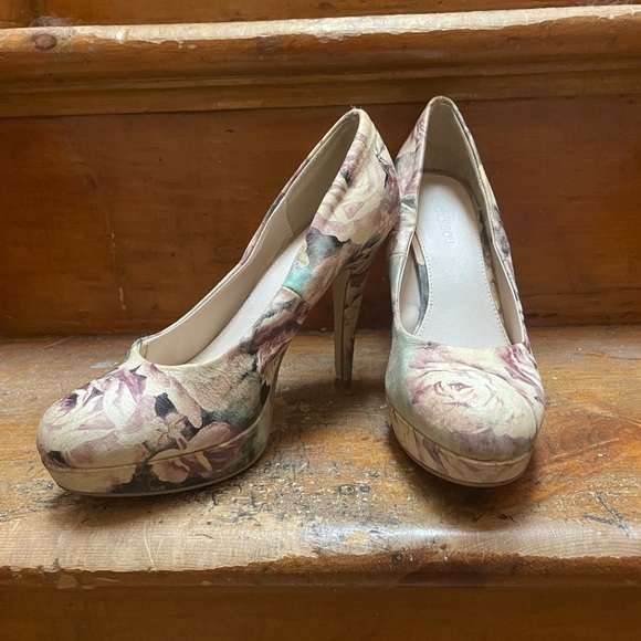 Floral pumps from Le Château - Picture 3 of 5